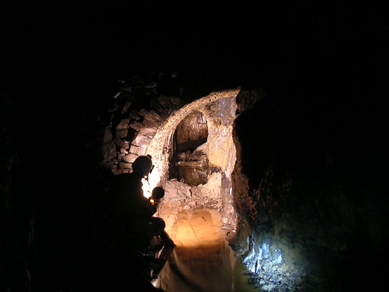 brownleyh_gbxvein_gudhorselevel_junction2.jpg - At the junction you can go left, right (the mash), ahead left and ahead right. This is the ahead left passage.