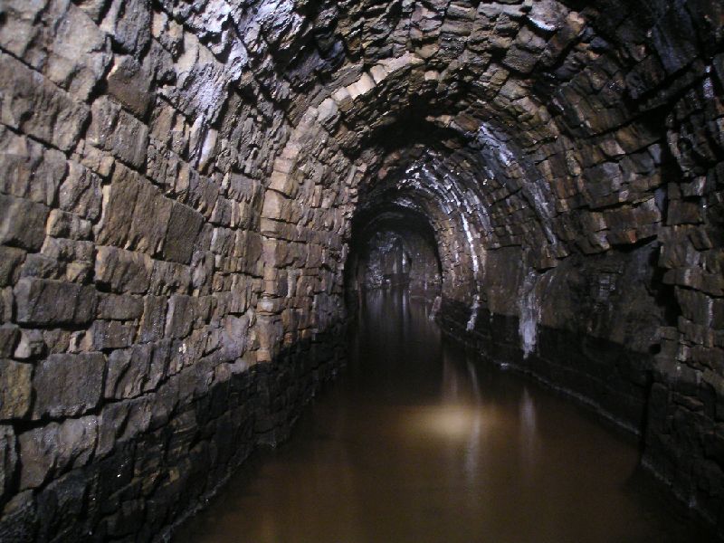 brownleyh_gbxvein_passage.jpg - From the junction you take the ahead right passage to reach Brownley Hill. This is further along it, probably around the region of Wellgill Cross Vein (to the west of it).