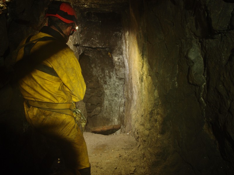 PA306694.JPG - The drop down to Rampgill Sun Vein from near the head of Ramgill Cross Vein - south end.