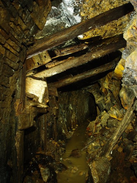 P4023376.JPG - Hanginshaw Branch horse level, hopper and manway up to the flats.