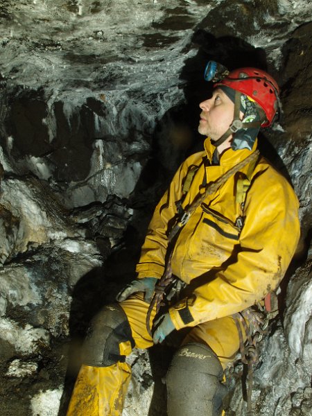 P4023383.JPG - Little grotto of white calcite formations.