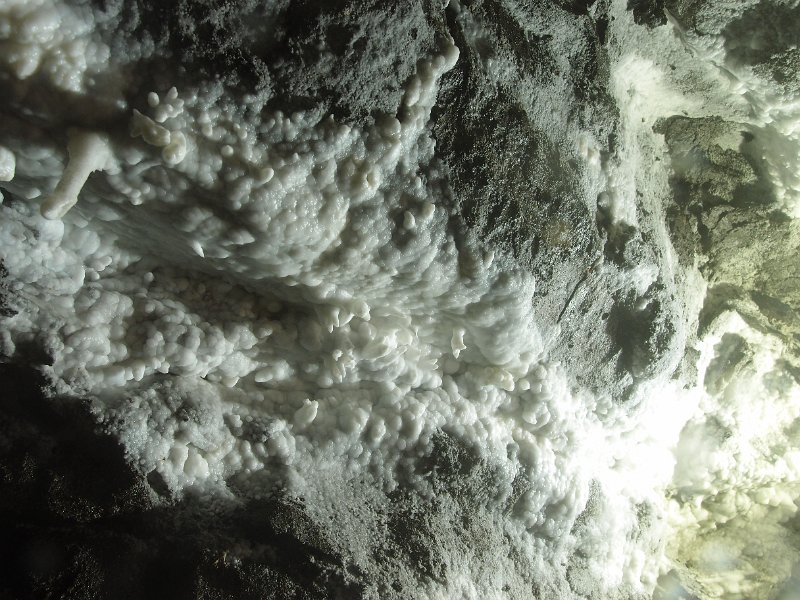 P4023390.JPG - White calcite formations in the flat.