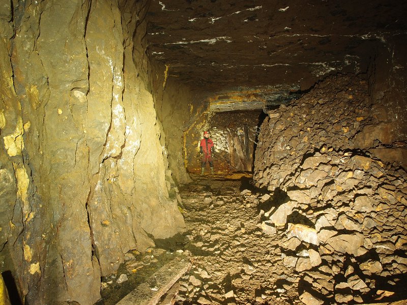 P4023410.JPG - In the large flat, deads and dressing floor.