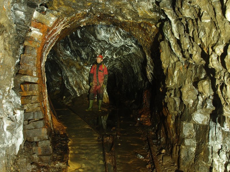 P4023426.JPG - Junction on Hangshaw. Left inbye on, right to the wet rise.