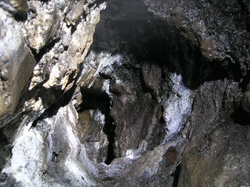 cl_calcitebulgepassage1.jpg - Inside the calcite bulges. The calcite formation is very white, with the beginnings of many 'mine' pearls on the floor.