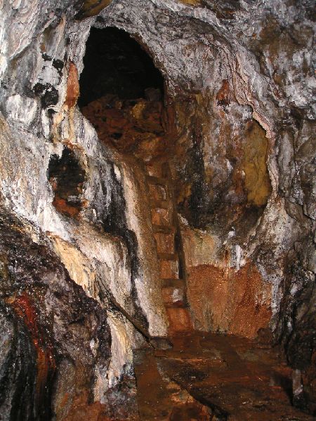 cl_entrancetolowflats2.jpg - The entrance to the low flats, the whole area is heavy with calcification, and the same area in the Hangingshaw Level is also heavily calcified.