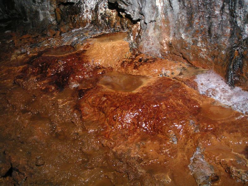 cl_lowflatironstainedflows1.jpg - Iron stained calcite flows and pools in the low flats.