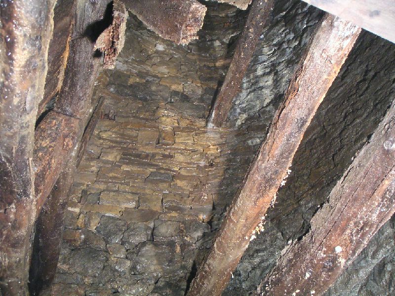 cl_lowflatshaft_top.jpg - Looking up the shaft.