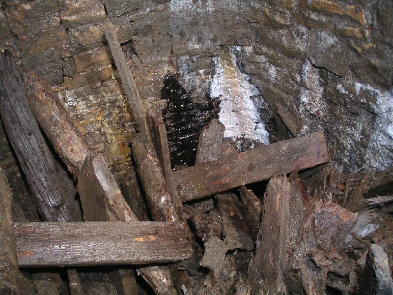 cl_lowflatshaftbottom.jpg - In the low flats there is a very large shaft, this is looking into the bottom of it. Where the white calicte flow is, there is a level.