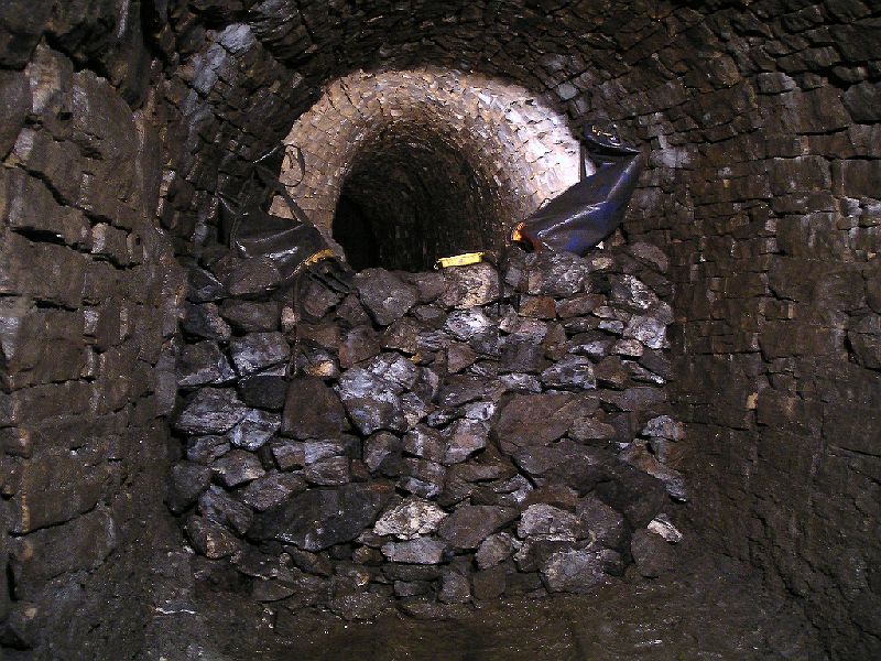 cl_npht_keepoutwall2.jpg - The half completed wall to keep mine explorers out of Carr's Level.