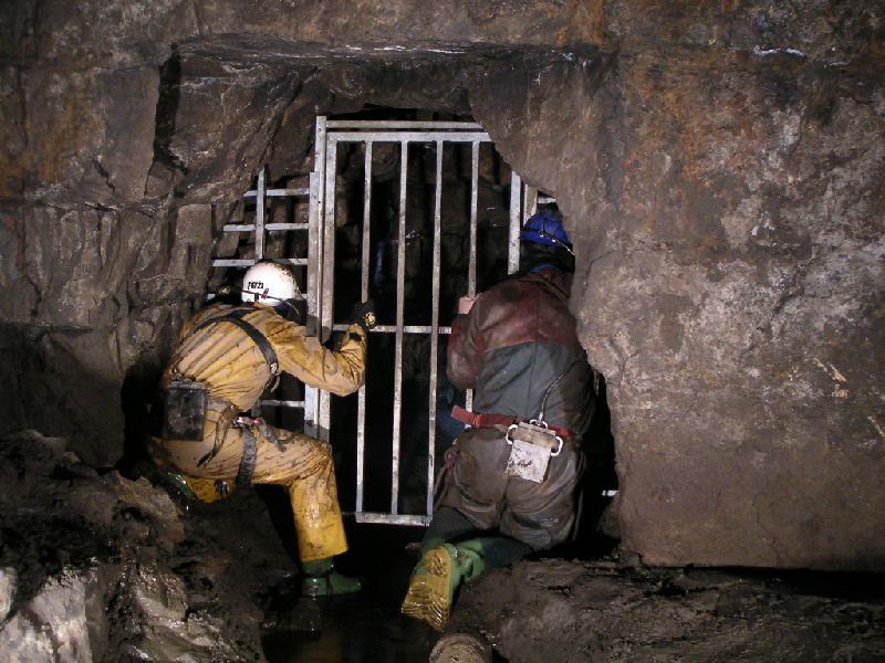 cl_showminegate2.jpg - An finally the gate with the show mine behind it. Help we are innocent explorers, let us out of here - oh the dramatics.