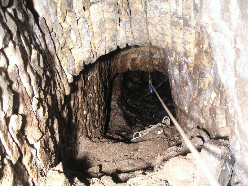 sc_bottomofwhinseyshaft.jpg - Bottom of the slope with the deviation at the top.