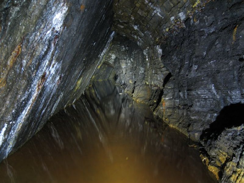 Img_4122.jpg - Further north, the angle of the hanging wall on the vein can be clearly seen.
