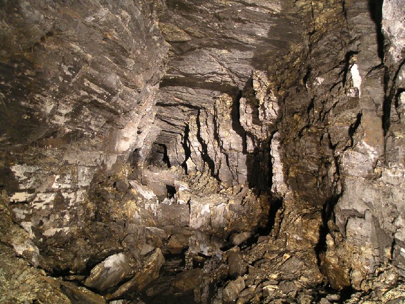 rg_jirwins_xc2.jpg - J. Irwins Crosscut passage in even worse condition. The smell of the shale here was very acrid and you could feel it on the back of your throat. I was getting delusions that it was bad air.