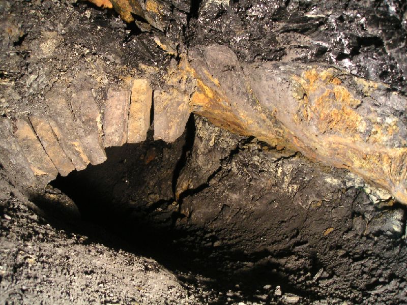 sc_sublev_coalseam.jpg - Past the shaft the passage continues and you have to go past a collapse, in it there is a large coal seam, it can be seen in the top right of the picture.