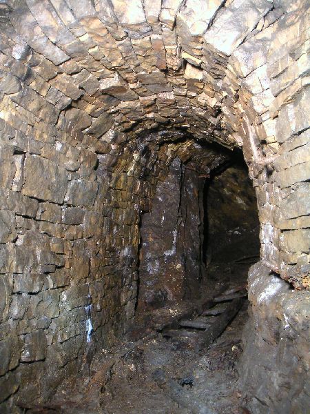 sc_sublev_end.jpg - Past the collapse you reach a junction, to the right is the end of the sub level, it did look like you could go on via a small hole, but we did not explore it.