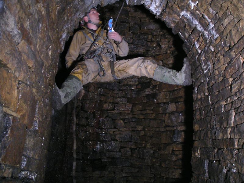 sc_subsublev_shaft2rg.jpg - Karlie about to land on the second sub level. We think that this links in with the level he found down the wooden lined shaft.