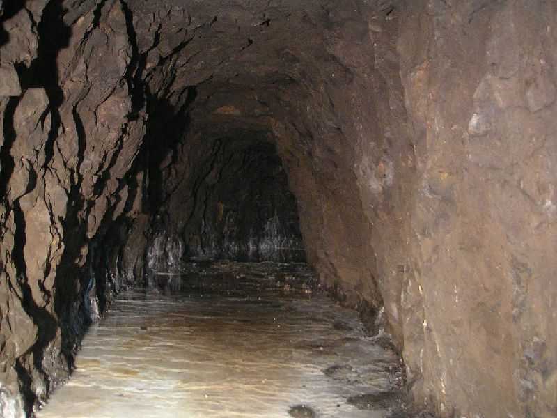 rg_hangingshawcalcitefloor.jpg - Just by the deepest water part was a cross cut with a glossy calcite flow on the floor.