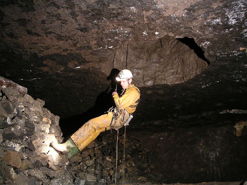 sc_abintoproudsworking2.jpg - Abseiling into Proud's Flat.