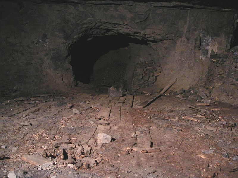 sc_proudsworking4.jpg - The wooden dressing floor in the workings.