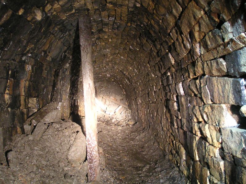 ss2sc_caphigh_lev_dig.jpg - West end of the Caplecleugh High Level, where the old dig is. Just noticed now, that the water pipe cannot be seen here, we should check next time to see if it is here buried under the debris.