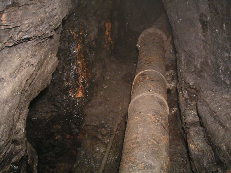ss2sc_caphigh_lev_drop2flats.jpg - The sump that drops you into the flats above Smallcleugh from the Caplecleugh High Level. Heading on takes you to Bogg's Shaft.