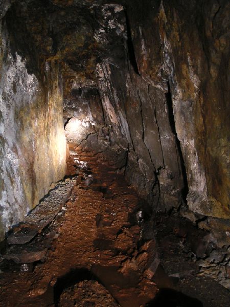 ss2sc_shaftbottomeast_2.jpg - The passage past the rubble at the shaft bottom, looking east.