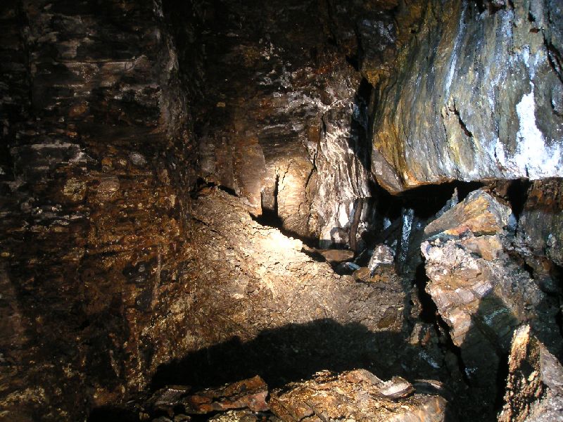 ss2sc_slev1_passage1.jpg - This is some some 70m along the passage, it has now turned into full blown shale.