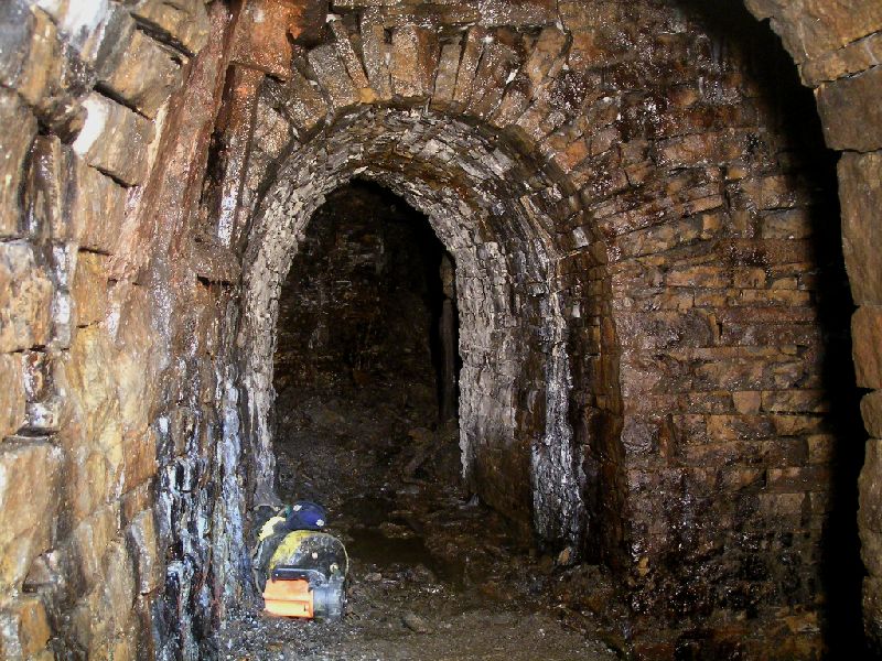 ss2sc_slev1_passage2.jpg - In this bit of stone arching is the ore shoot that leads down to the next level, on the right.