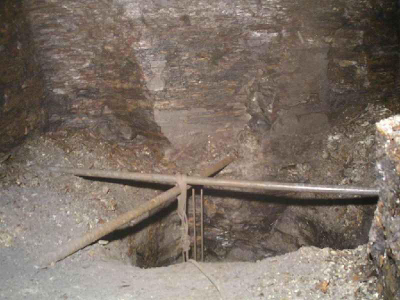 ss2sc_slev2_shaft1.jpg - The end of the second level, this is the 15m shaft which drops you in the stope above the Caplecleugh High Level.