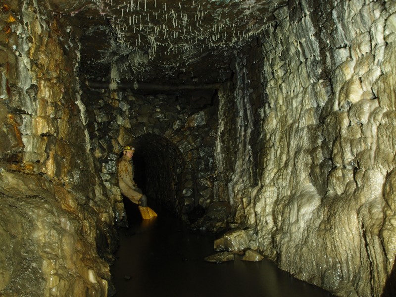PA043174.JPG - Calcite flow on the pack walling, level in flats along North Vein.
