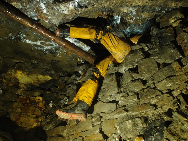 PA043179.JPG - Pete looking into a tight rise. Level in flats along North Vein.