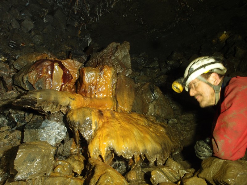 PA296658.JPG - Iron stained calcite flow.