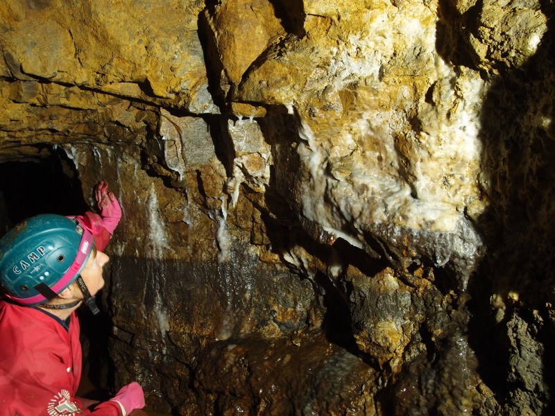 P6165238.JPG - Calcite formations on the eastern branch of the vein.