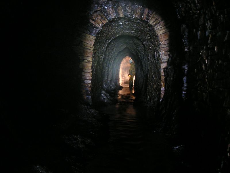 rswlevel_endof_arching.jpg - The end of the arching with the passage beyond lit up.