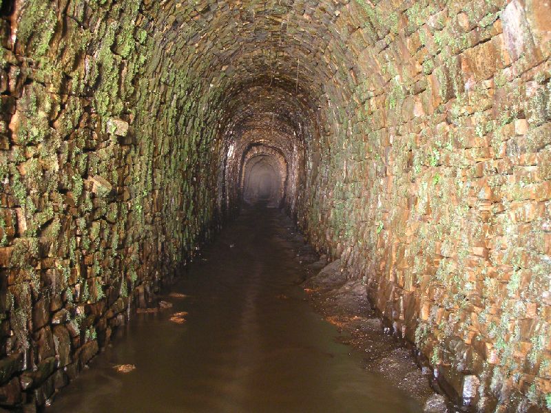 rswlevel_entrance_arching.jpg - The stone arching in the first part of the level, the break in the background is where the junction is.