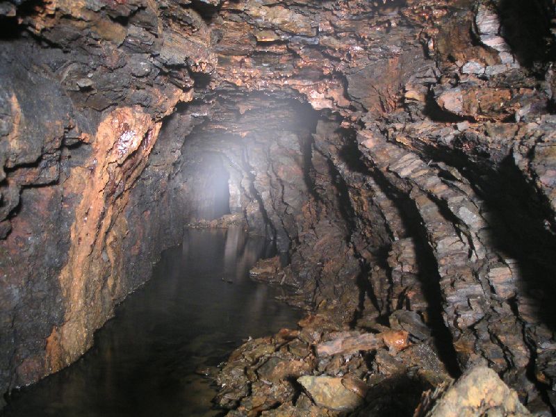 rswlevel_pastthedoor.jpg - Past the door at the partial collapse. The on going passage was under 1m high and as can be seen from the walls, not in the greatest of health. I knocked the roof with my helmit by accident and a lot of material came down, this prompted us to not go in further.