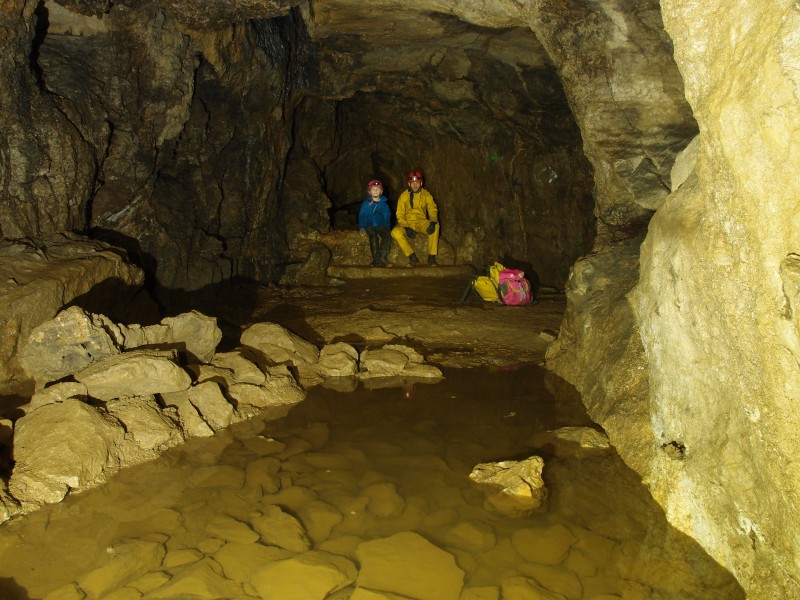 P3047072.JPG - Cumberland Cavern, the wishing well.
