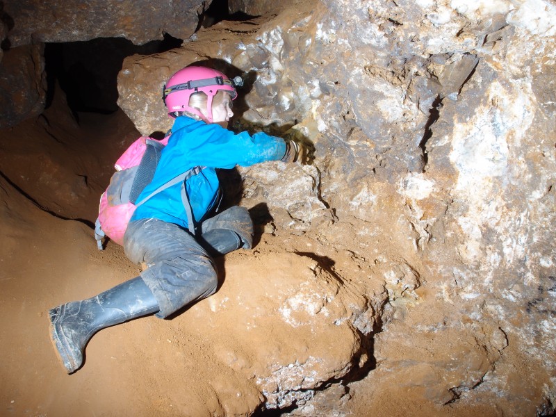 P3047094.JPG - Calcite pocket, bottom of Devils Pit.