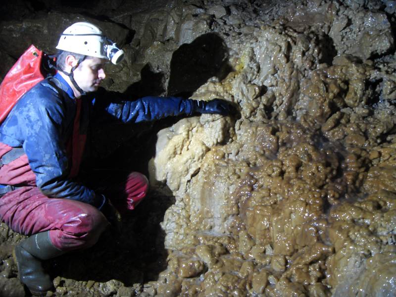 06_wp_karl_claciteformation1b.jpg - Very nice calcite flow over old deads.