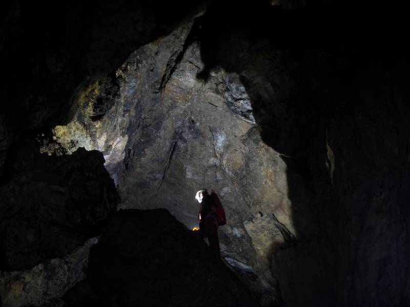 10_wp_funnelcaveclimb2.jpg - Climbing up the rubble slope of the Funnel Cave into the Cumberland Cavern complex.
