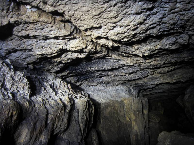 25_wp_limest_vol_ash2.jpg - Close up of the ash band and limestone roof.