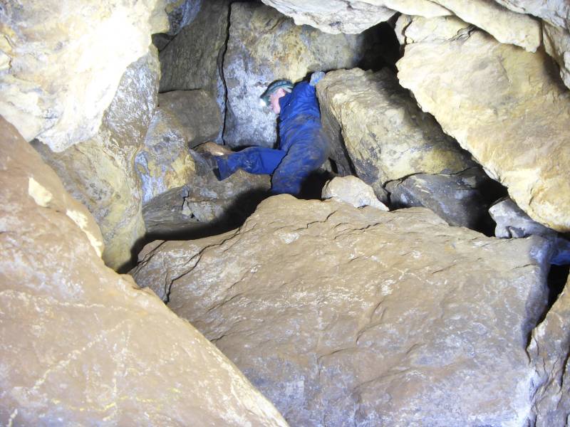 29_wp_donclimbdevilspit1.jpg - Don climbing down Devil's Pit.