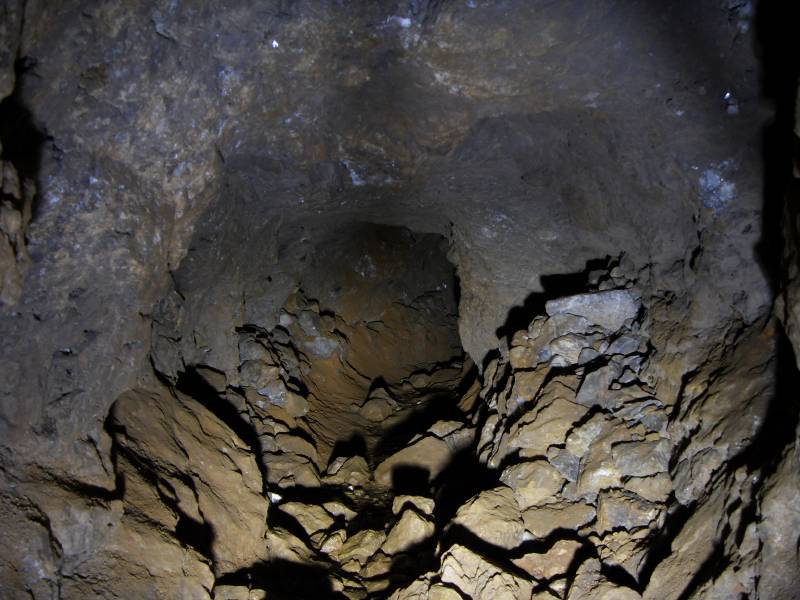 35_wp_streampassage.jpg - The stream passage, looking north. The stream is very small and in places calcite was forming on top of the water in little pools.