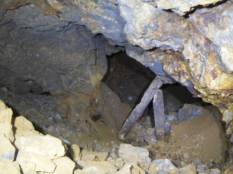 39_wp_lookingin2proproom.jpg - Passing past the timber prop chamber.