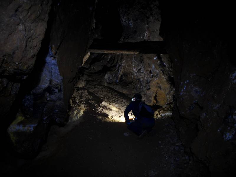 44_wp_stempleslope.jpg - Don, looking up a stope with a stemple across it. On our way to the Main Stope.