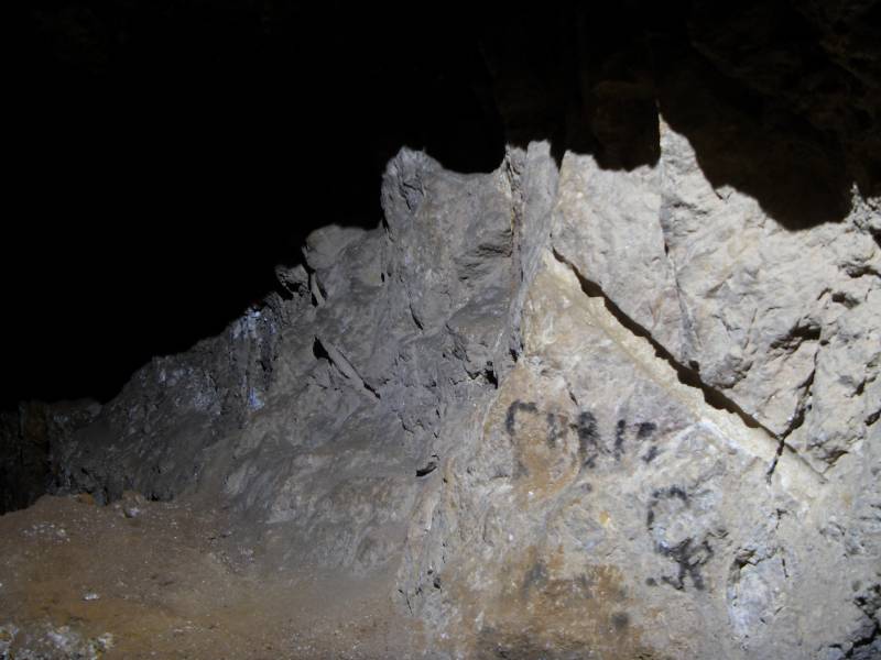 46_wp_shotholes_mainstope.jpg - Shot holes in split rock, Main Stope.