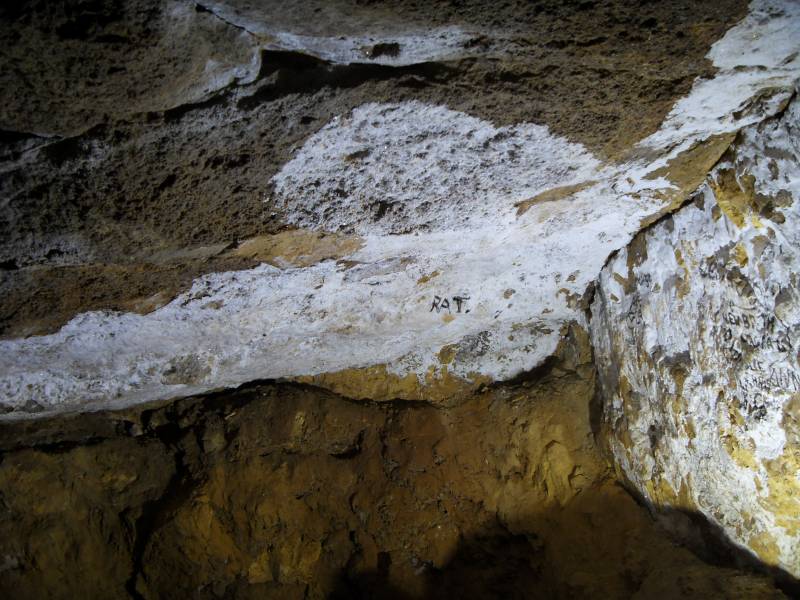 50_wp_selenitechamber4.jpg - Selenite deposites on the roof and walls of the chamber.