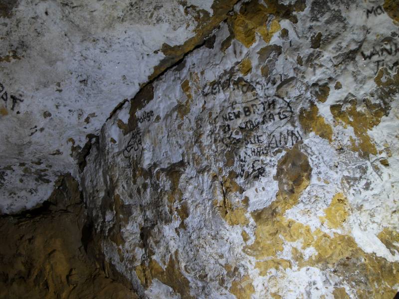 51_wp_selenitechamber5.jpg - Selenite deposites on the roof and walls of the chamber.