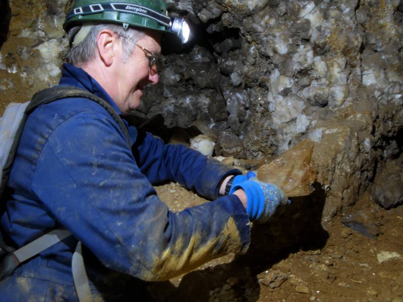 55_wp_calcite_don_mainstope_se.jpg - Calcite pocket in the Main Stope.